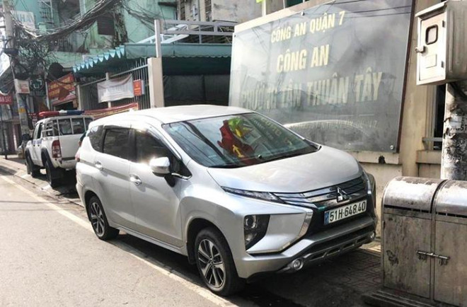 Chiếc ô tô Lộc chở thi thể nạn nhân đến trụ sở Công an phường đầu thú.