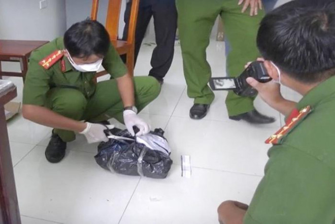 Cán bộ điều tra khám nghiệm, thu giữ tang vật liên quan.
