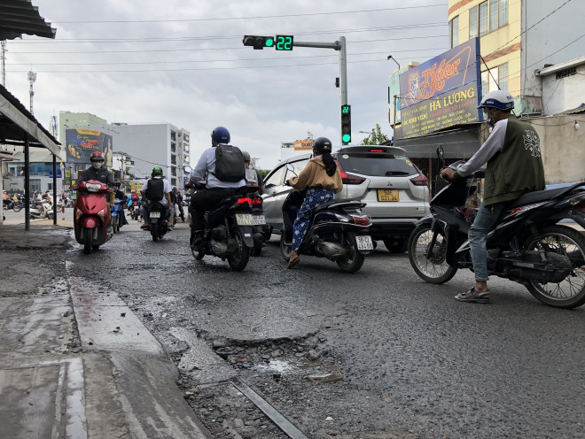 TP HCM: Nhiều &#34;tổ ong&#34; lớn xuất hiện sau mưa - 9