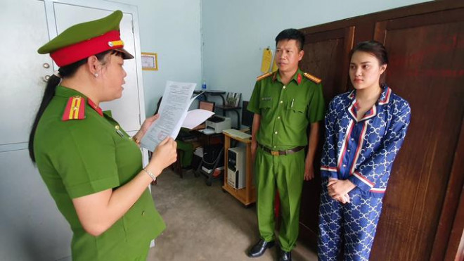 Cơ quan công an đọc lệnh bắt tạm giam thiếu nữ 17 tuổi
