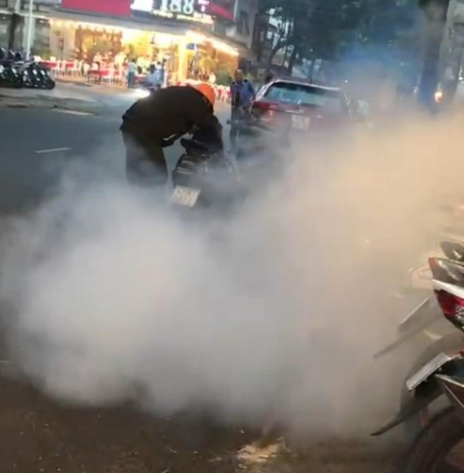 Người đàn ông nẹt pô xe, xả khói vào quán bún đậu