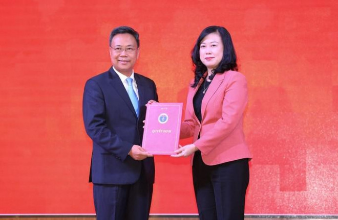 Quyền Bộ trưởng Bộ Y tế Đào Hồng Lan trao quyết định bổ nhiệm Viện trưởng Viện Huyết học - Truyền máu Trung ương cho PGS-TS Nguyễn Hà Thanh