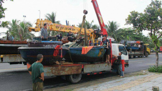 Ngư dân Đà Nẵng đưa thuyền, thúng đi trú, tránh bão NoRu