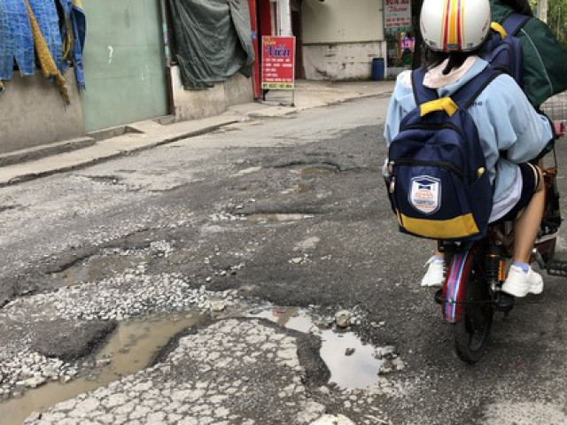 Tin tức trong ngày - TP HCM: Nhiều "tổ ong" lớn xuất hiện sau mưa