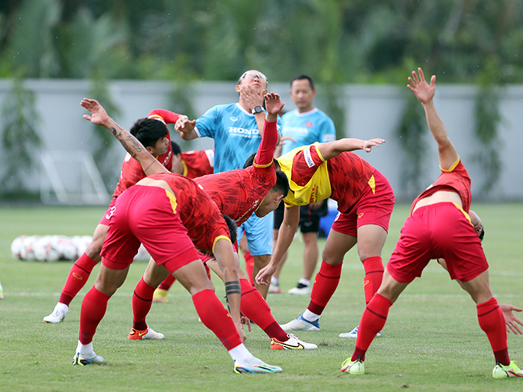 HLV Park Hang Seo bị SAO ĐT Việt Nam ”vung tay trúng má”