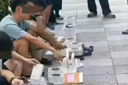 Thị trường - Tiêu dùng - Dân buôn "ôm" iPhone kiếm lời "vỡ mộng", bán lỗ bên đường cho khách