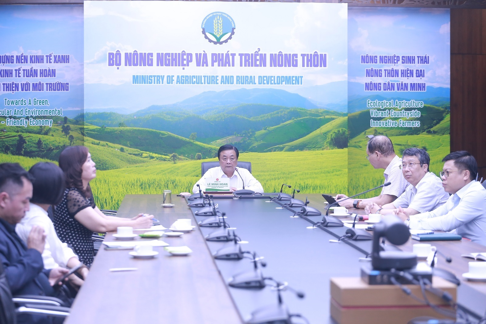 Bộ trưởng Lê Minh Hoan đã tổ chức cuộc họp về công tác quản lý chất lượng nông lâm sản và thuỷ sản vào tối 22/9 - Ảnh MARD