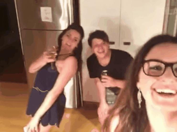 Tranh vui - Đỡ không nổi với hậu quả "vui quá đà" trong những ngày nghỉ cuối tuần