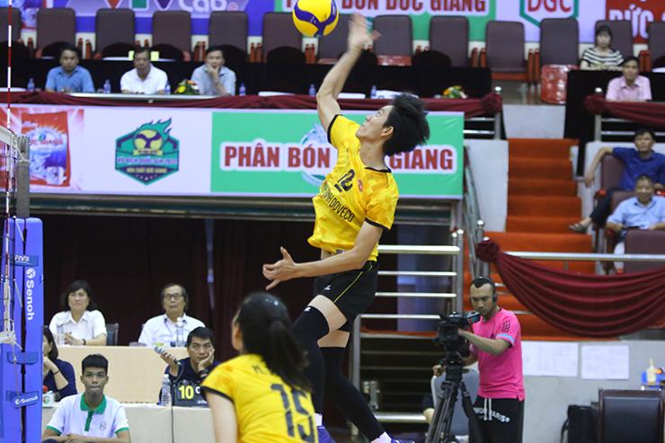 Bích Tuyền đập bóng ấn tượng giúp Ninh Bình Doveco vượt HCĐG Hà Nội giành vé vào chung kết