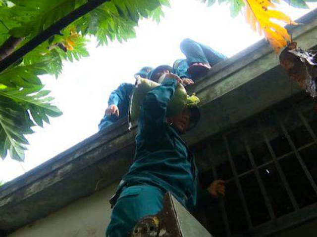 Tin tức trong ngày - Siêu bão Noru: Cán bộ gõ cửa từng nhà, yêu cầu ký cam kết sơ tán