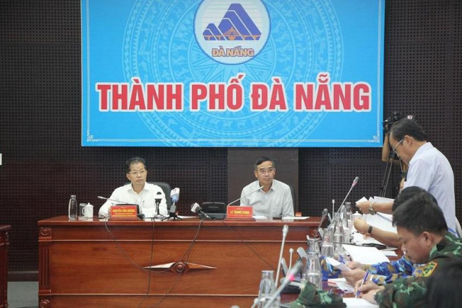 Lãnh đạo TP Đà Nẵng chủ trì cuộc họp phòng chống bão Noru trưa 26-9. Ảnh: TẤN VIỆT