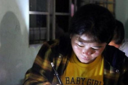 Giáo dục - du học - Lớp học đặc biệt dưới ánh đèn pin đội đầu