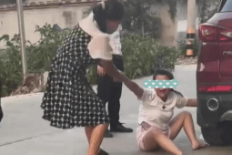 Bạn trẻ - Cuộc sống - Mẹ cấm cản lấy chồng xa, cô gái khóc lóc bám theo xe bạn trai khiến dân mạng tranh cãi