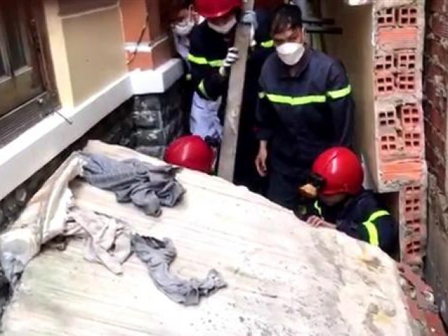 Tin tức trong ngày - Cứu sống người đàn ông bị bức tường lớn đổ sập chôn vùi
