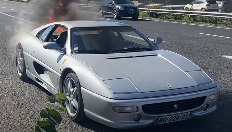 &#34;Siêu ngựa&#34; Ferrari F355 bất ngờ bốc cháy khi đang được lái thử - 1