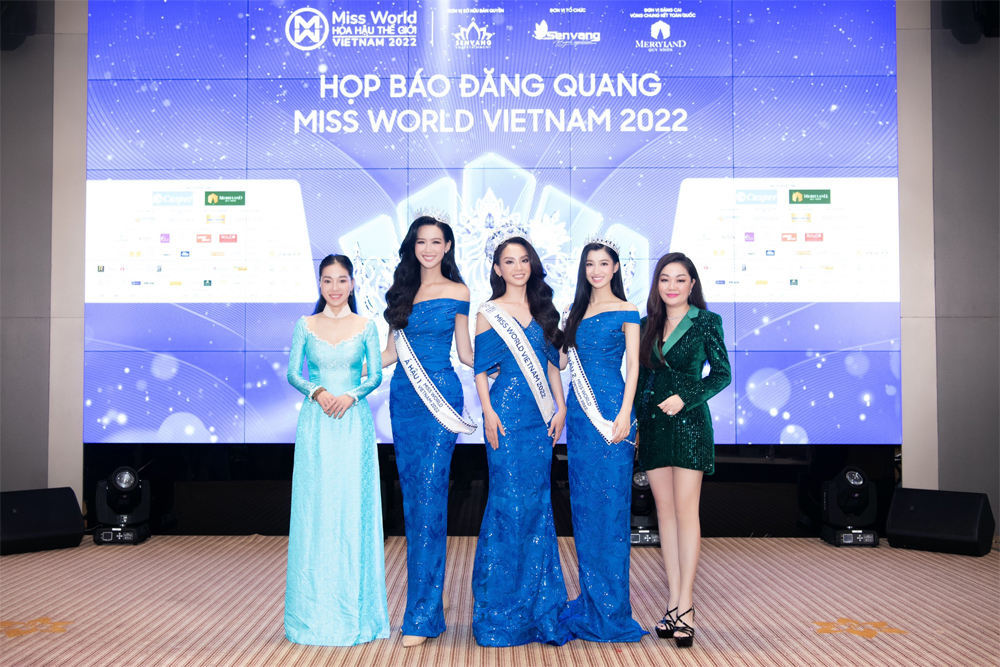 CEO Hoàng Thanh Nga (ngoài cùng bên phải) cùng Bà trùm Hoa Hậu Phạm Kim Dung, Á hậu 1 - Lê Nguyễn Bảo Ngọc, Hoa hậu - Huỳnh Nguyễn Mai Phương, Á hậu 2 - Nguyễn Phương Nhi tại họp báo đăng quang Miss Word Việt Nam 2022.