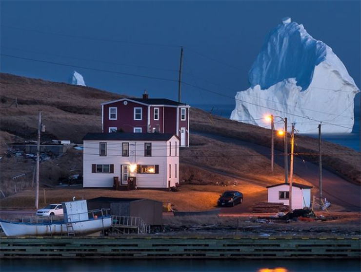 Thu hoạch tảng băng trôi: Vào mỗi mùa xuân, những hòn đảo băng khổng lồ nổi trên khắp các con đường từ Greenland đến Newfoundland, nơi diễn ra hoạt động thu hoạch. Sau đó chúng được chiết xuất thành nước và sử dụng để sản xuất các sản phẩm thân thiện với môi trường như rượu vang, vodka, bia và các sản phẩm chăm sóc da.
