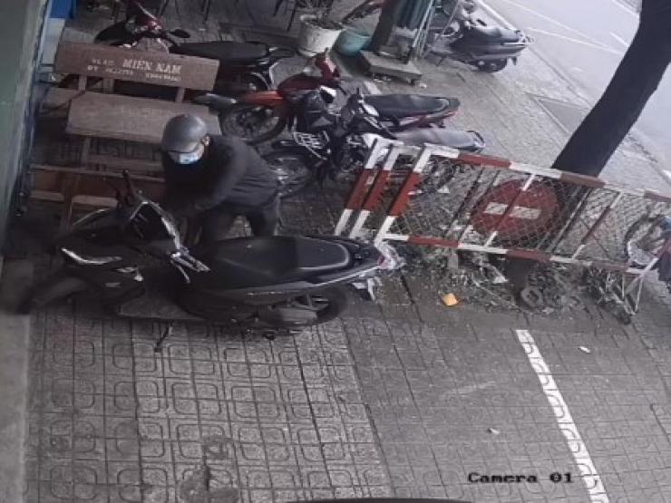Pháp luật - Clip: Hai tên trộm liều lĩnh trộm xe máy ngay sát trụ sở công an phường