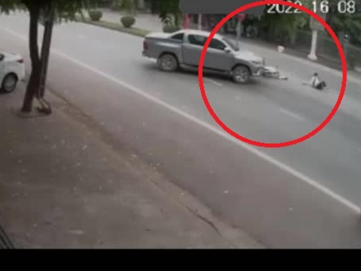 Clip: Phóng vun vút gặp ô tô sang đường bất ngờ, tài xế xe máy gặp tai họa