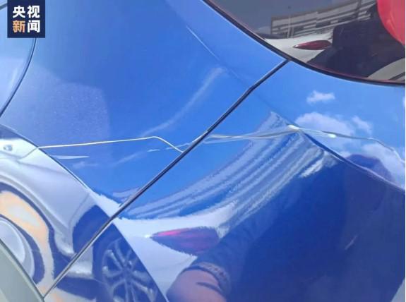 Xe ô tô của anh Xu bị xước hai vết dài. Ảnh: Weixin