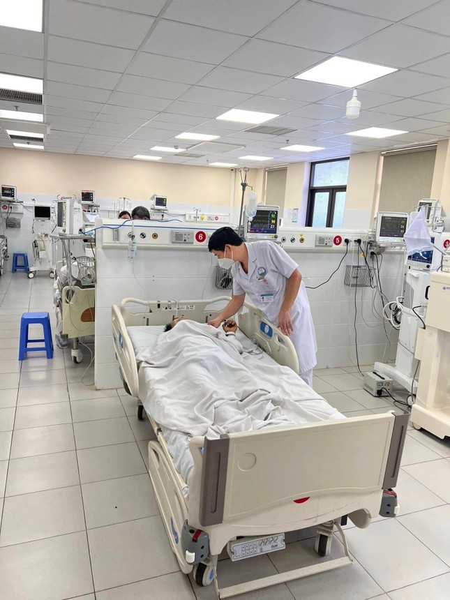 Hiện tại bệnh nhân đã qua cơn nguy kịch nhưng tiên lượng sẽ phải thở máy và phục hồi chức năng dài ngày, mới có hy vọng sống sót. Ảnh: BS cung cấp