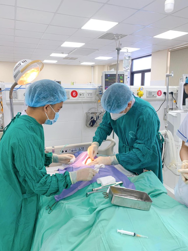 Các BS thực hiện mở khí quản cho bệnh nhân mắc uốn ván. Ảnh: BS cung cấp