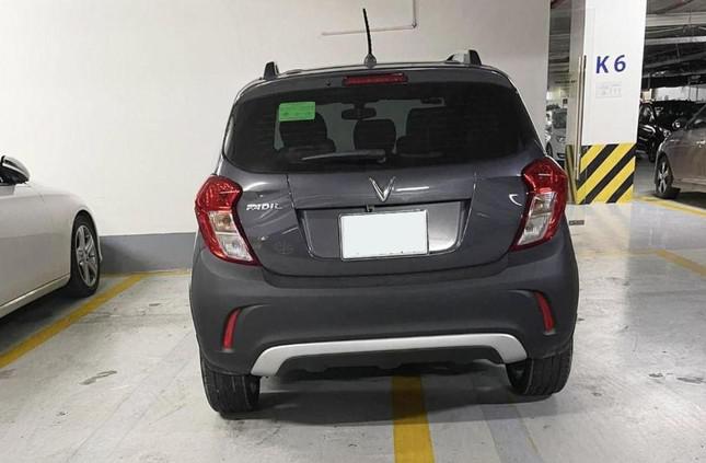 Đỗ xe theo kiểu "hai mang" trong các là trường hợp phổ biến. Hành vi này sẽ khiến các tài xế đến sau hết sức phẫn nộ nếu đây là vị trí đỗ cuối cùng trong nhà xe. Ảnh: Otofun.