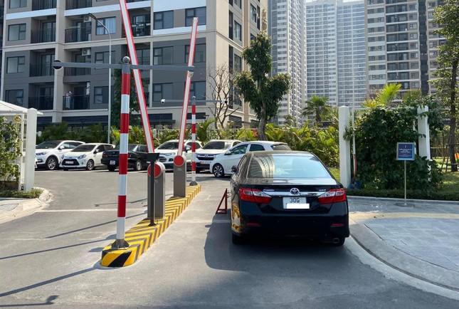 Thậm chí một tài xế còn cố tình để xe ngay tại cổng ra vào rồi rời đi. Ảnh: Otofun.