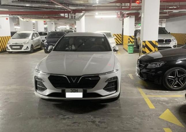 Mặc dù đã được chia ô rõ ràng, một số tài xế vẫn ngang nhiên để xe tại giữa đường trong các hầm để xe. Ảnh: Otofun.