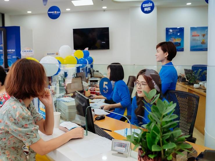 Kinh doanh - Lãi suất tiết kiệm tăng kịch trần, có 100 triệu gửi ngân hàng được hưởng lãi bao nhiêu?