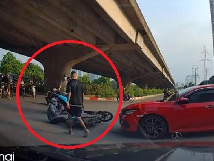 Tin tức trong ngày - Clip: Vội vài giây, ô tô tông cực mạnh hất văng tài xế lẫn xe máy