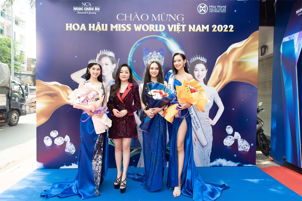 CEO Hoàng Thanh Nga đón tiếp Top 3 Miss Word Việt Nam 2022 đến thăm quan showroom.
