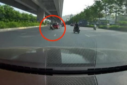 Tin tức trong ngày - Clip: Ô tô đánh võng tạt đầu xe máy, nữ tài xế thoát họa lớn nhờ tay lái “cứng”