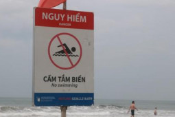 Tin tức trong ngày - Biển động sóng to, nhiều người ở Đà Nẵng vẫn liều mình tắm biển