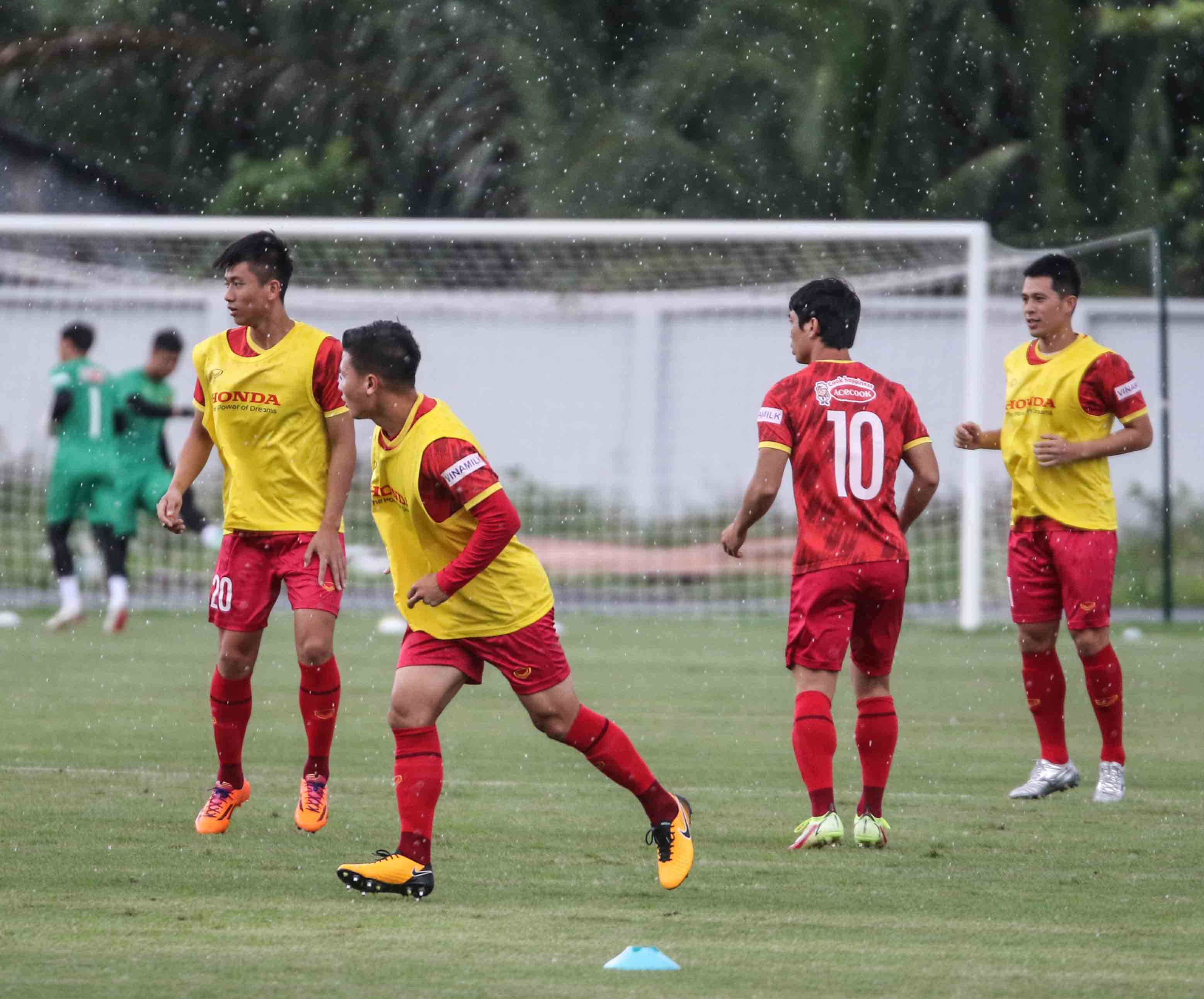 Tuyển Việt Nam hăng say tập luyện bất chấp mưa như trút nước - 3