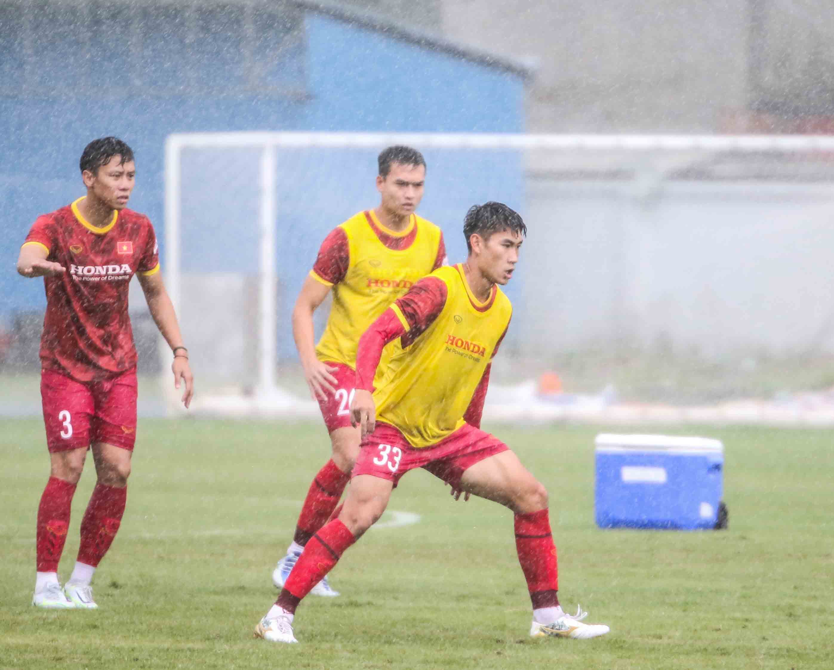 Tuyển Việt Nam hăng say tập luyện bất chấp mưa như trút nước - 8