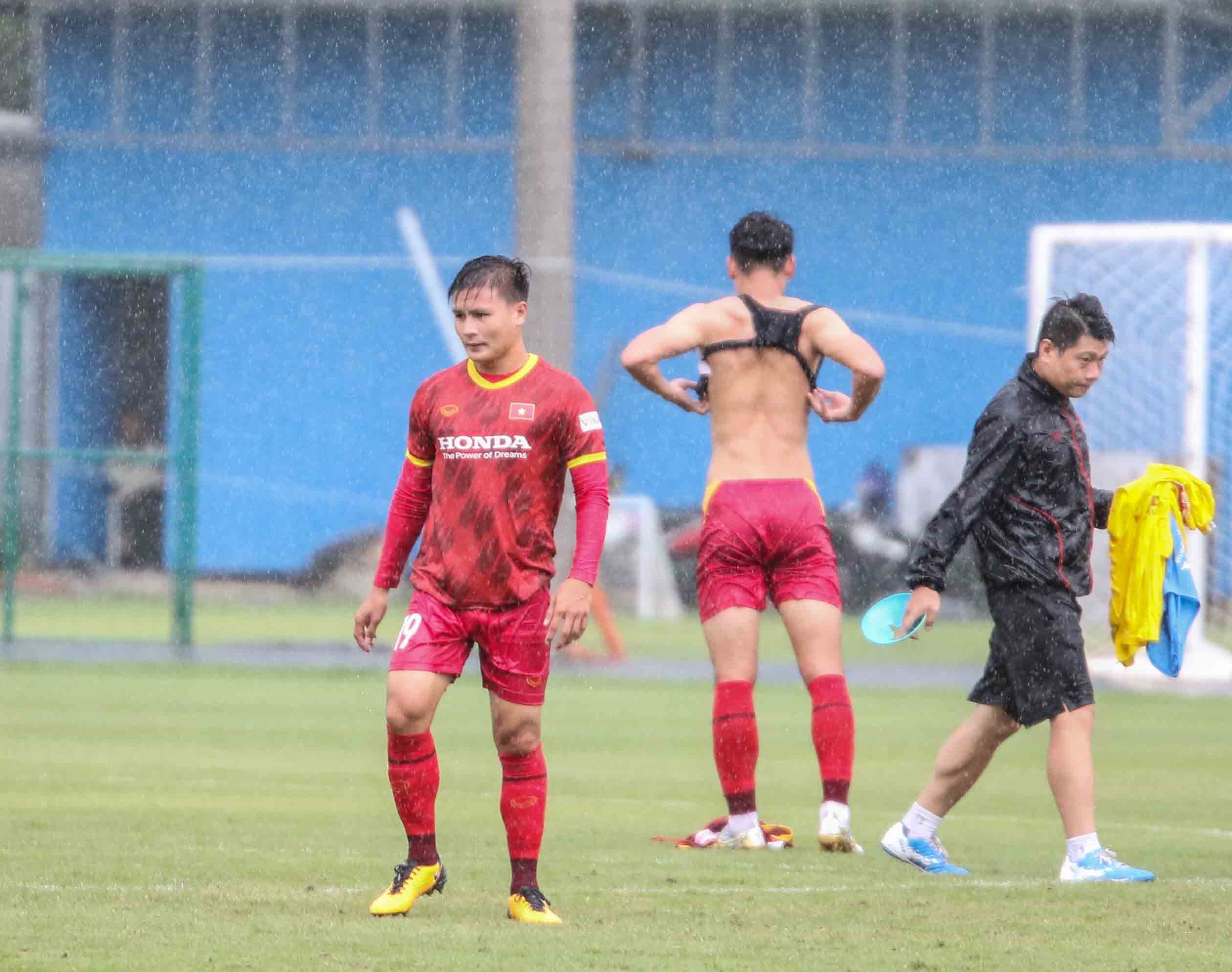 Tuyển Việt Nam hăng say tập luyện bất chấp mưa như trút nước - 7