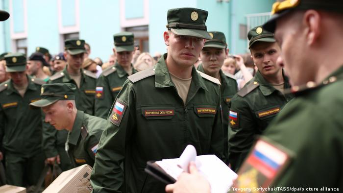Công dân Nga lên đường nhập ngũ (ảnh: DW)