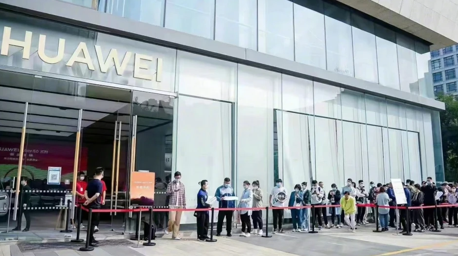 Điện thoại Huawei vẫn cực "hút khách" tại Trung Quốc.