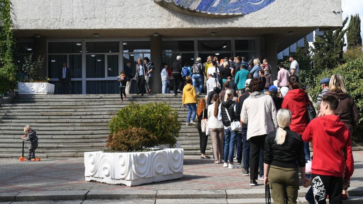 Người tị nạn đến từ vùng ly khai đi bỏ phiếu tại một địa điểm ở bán đảo Crimea.