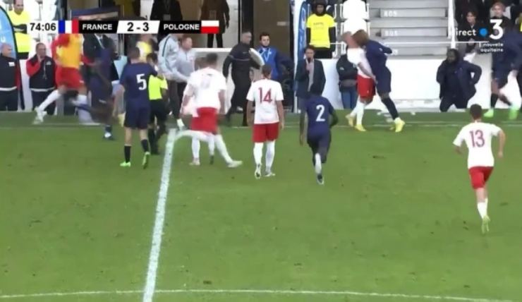 Trận đấu giữa U18 Pháp và U18 Ba Lan bùng phát bạo lực