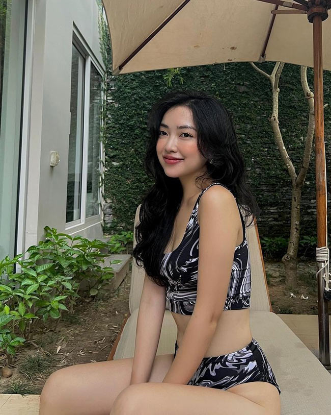 Trong những hình ảnh đăng tải trên trang cá nhân, Mai Hà Trang trẻ trung và rạng rỡ. 
