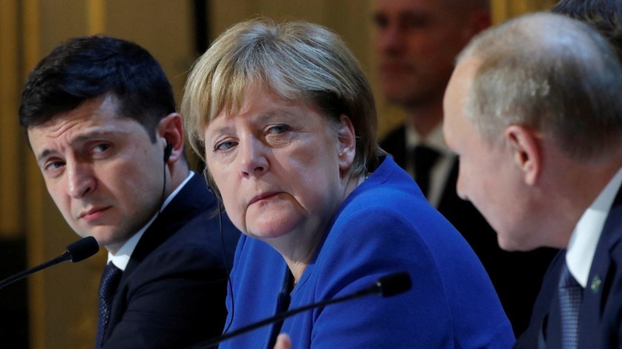 Tổng thống Ukraine Volodymyr Zelensky và Thủ tướng Đức khi đó là Angela Merkel lắng nghe ông Putin trong một sự kiện năm 2019.