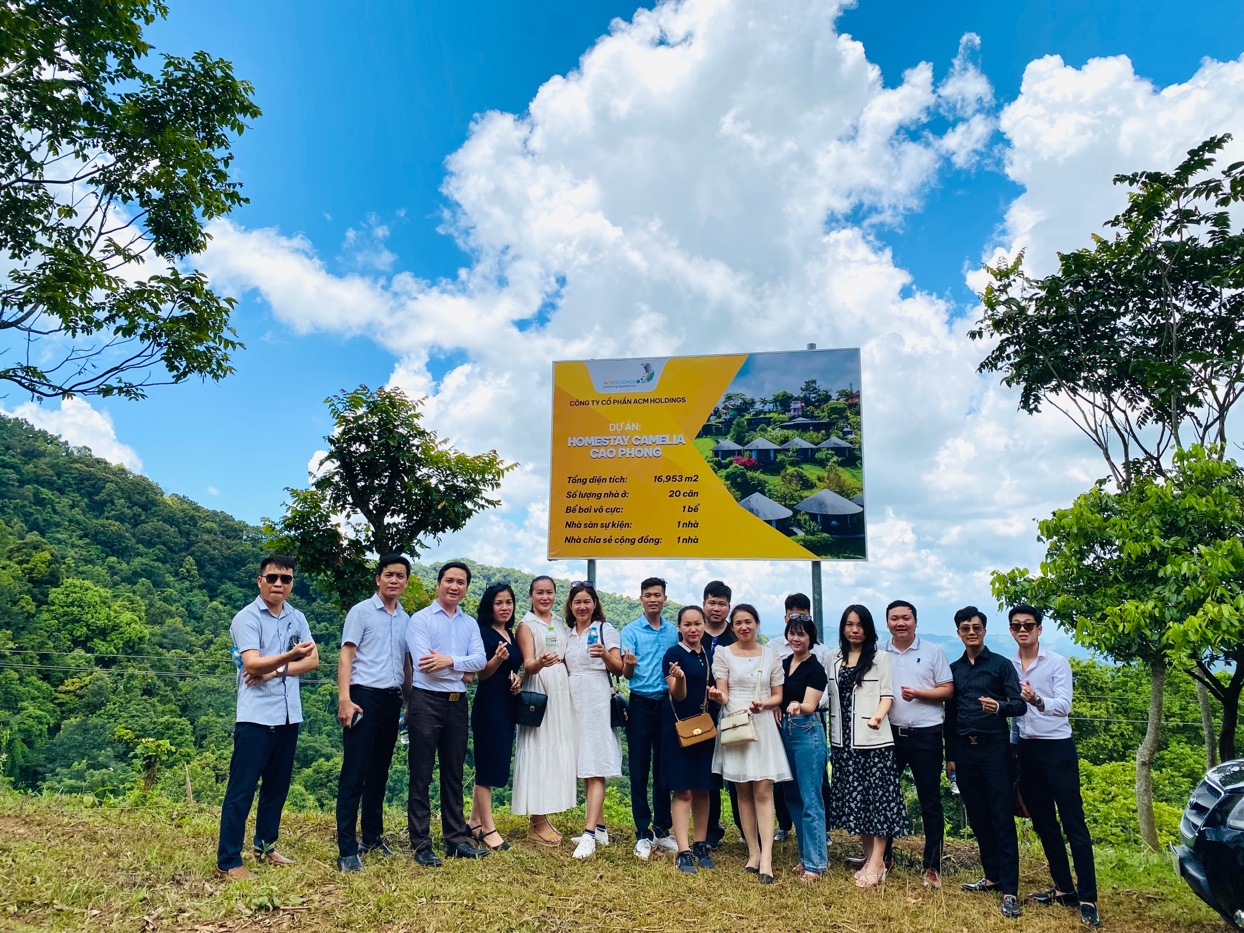 Khách hàng, đối tác chụp ảnh lưu niệm tại khu nghỉ dưỡng chữa lành Camellia Retreat của ACM Holdings tại Hoà Bình