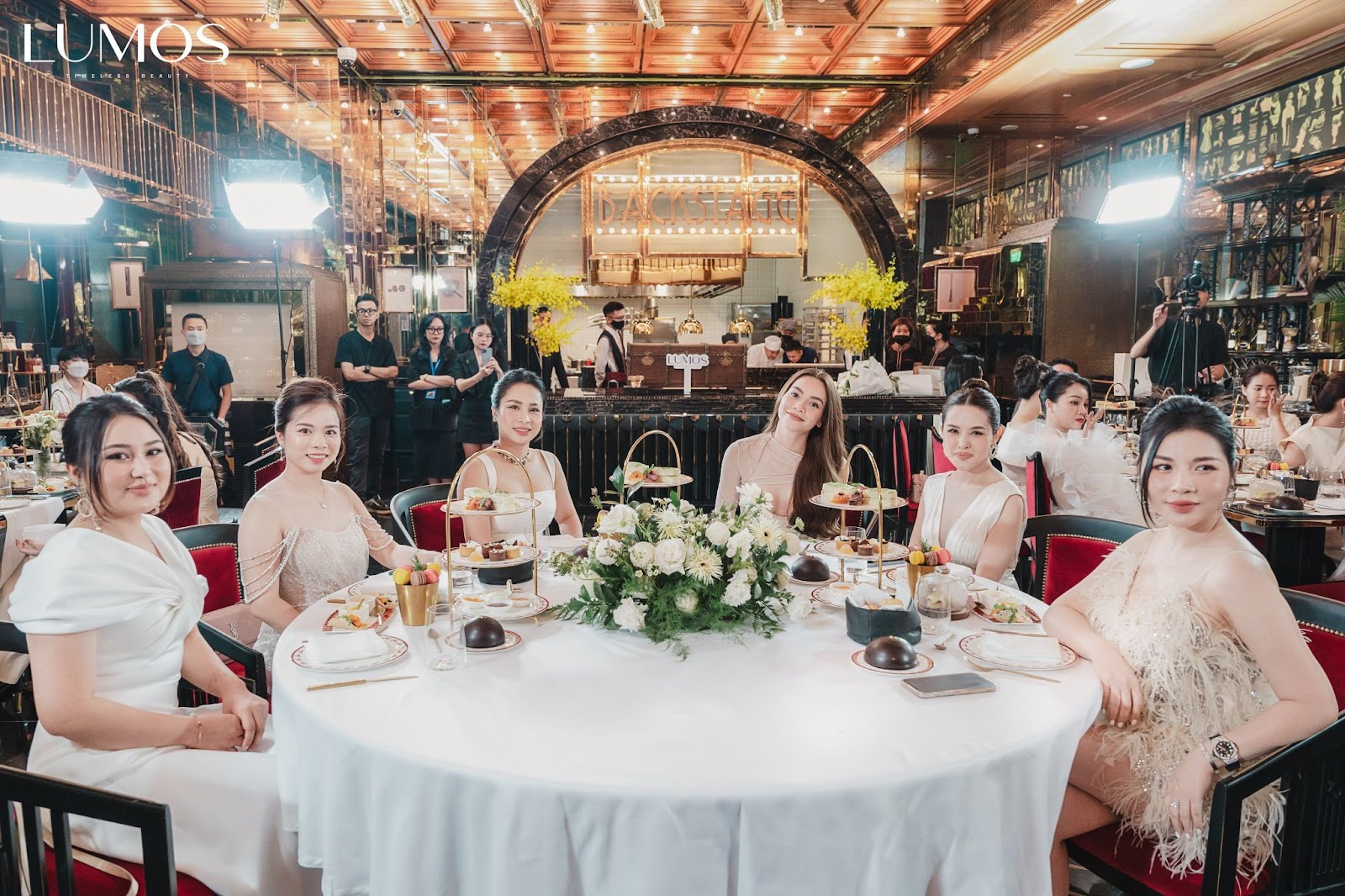 Bàn tiệc Ban lãnh đạo, cổ đông và Đại sứ sản phẩm thương hiệu Lumos Cosmetics - ca sĩ Hồ Ngọc Hà
