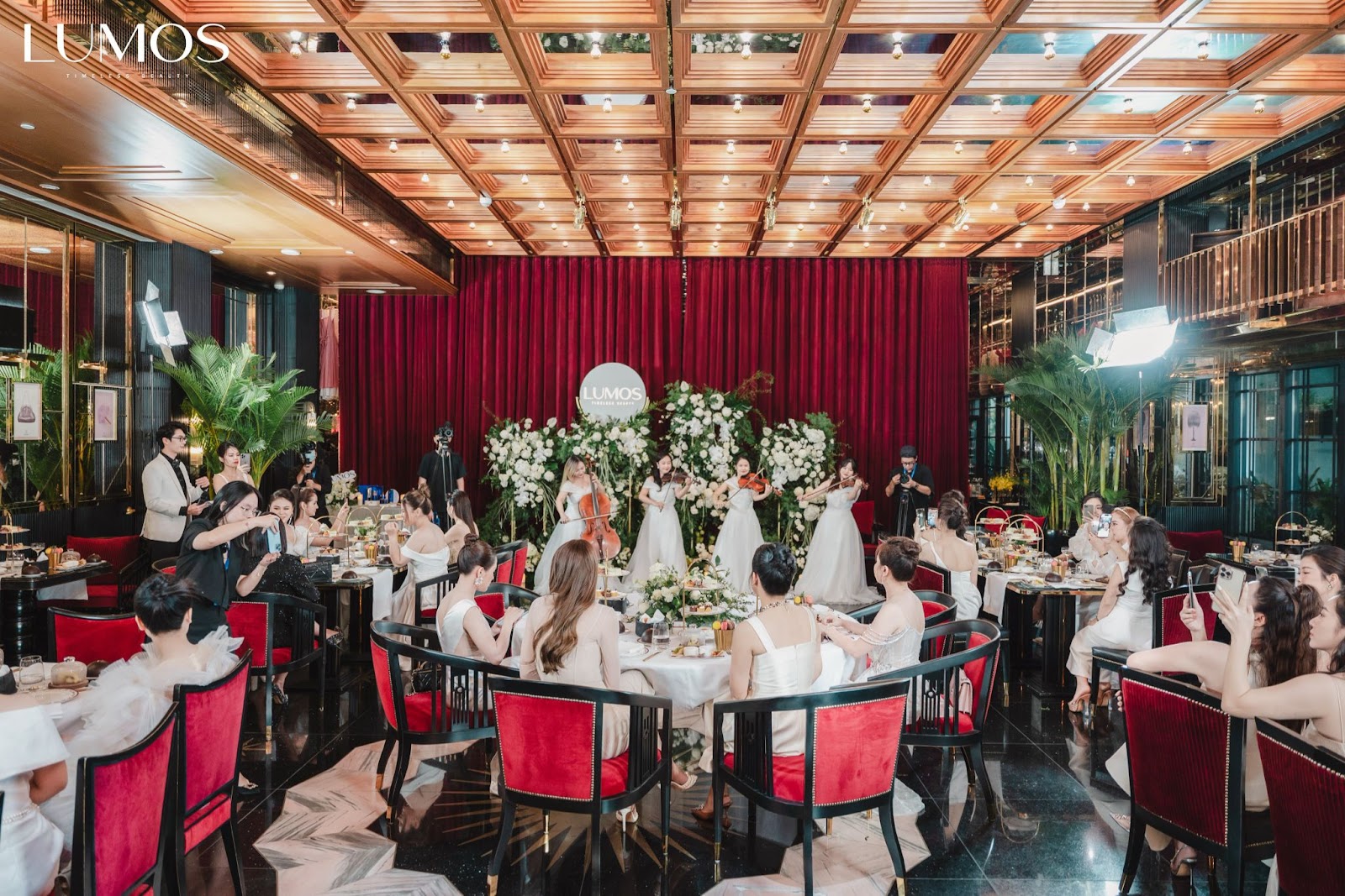 Không gian sang trọng, cổ điện của buổi tiệc trà chiều mang đậm chất hoàng gia