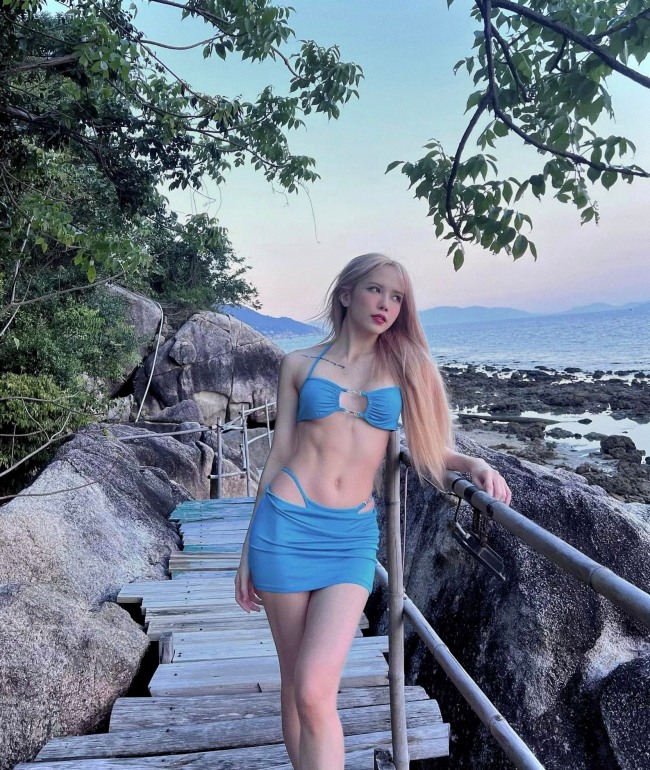 Nữ ca sĩ Thiều Bảo Trâm đăng tải trên trang cá nhân rất nhiều khoảnh khắc diện bikini khoe dáng gợi cảm 'đốn tim' người hâm mộ.
