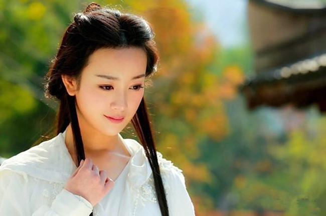 Trước đó, cô cũng nhận nhiều “gạch đá” với tạo hình Vương Ngữ Yên trong “Thiên Long Bát Bộ năm 2013”. Nữ diễn viên bị chê là “thần tiên tỷ tỷ xấu nhất phim Kim Dung”.
