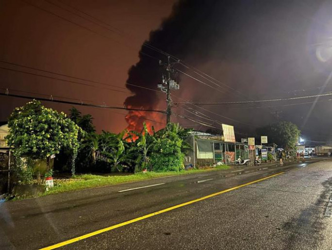 Ngọn lửa bốc cháy khá cao