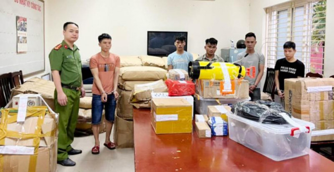 Các đối tượng trong đường dây ma túy vừa bị Công an quận Nam Từ Liêm (Hà Nội) bắt giữ cùng tang vật.